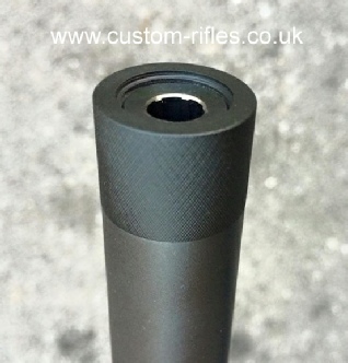 Knutled thread protector in black.